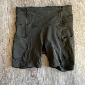 Lulu Lemon women’s size 4 biker shorts